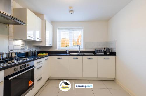 ห้องครัว, Duckett house, 3 Bedroom Detached House By B and R Serviced Accommodation Amesbury With Free Parking in แอมแมสบูรี่