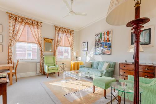 Vintage 1BD Flat 5 mins from Earls Court Station, Londra