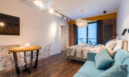 Apartment with Mountain View
