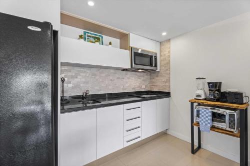 Beachfront - Superior View Studio condo - E225-1 - image 4