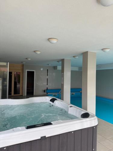 Джакузі, Corso Wellness Apartman in Шиофок