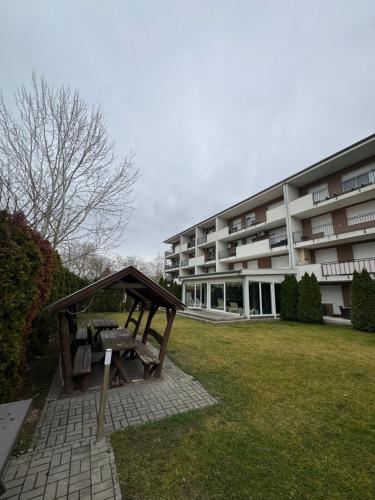 Зовнішній вигляд готелю, Corso Wellness Apartman in Шиофок