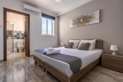 F11 Room 1, Private double room with private bathroom in shared Flat, Msida