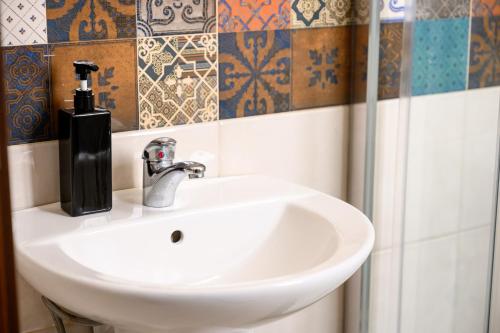 F11 Room 1, Private double room with private bathroom in shared Flat, Msida (foto 7)