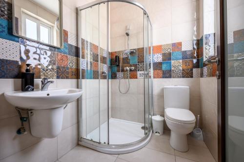 F11 Room 1, Private double room with private bathroom in shared Flat, Msida (foto 9)