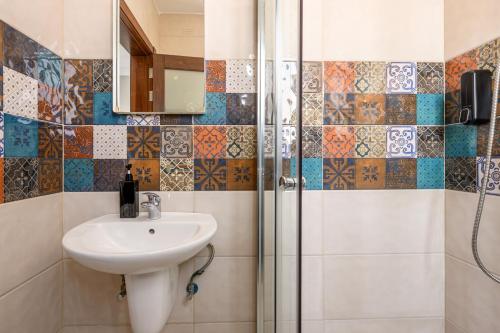 F11 Room 1, Private double room with private bathroom in shared Flat, Msida (foto 10)