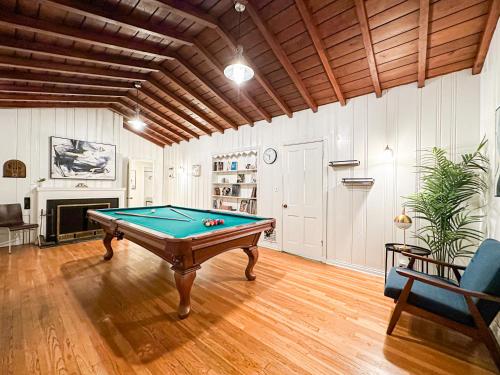 Elegant 4-Bedroom with Courtyard - WIL- BEV, Los Angeles