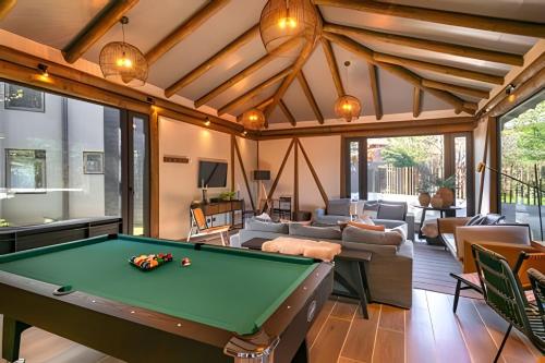 4 Pax: Estacionamiento, WiFi y Cocina.