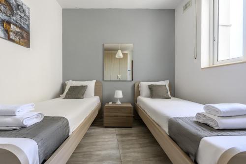 F11 Room 2, Private Room two single beds shared bathroom in shared Flat, Msida (Foto 7)