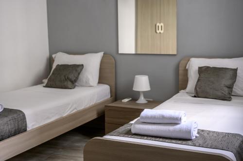 F11 Room 2, Private Room two single beds shared bathroom in shared Flat, Msida (Foto 5)