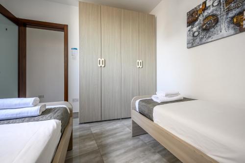 F11 Room 2, Private Room two single beds shared bathroom in shared Flat, Msida (Foto 6)
