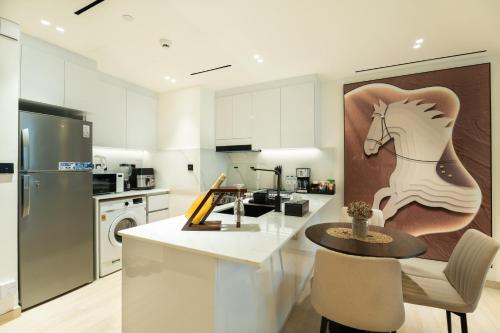 Chic Comfort - Stylish One-Bedroom - image 13