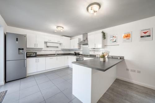 Konyha, Cambridge 5 Bedrooms Sleeps 10 Free Parking 4 Bathrooms in Longstanton