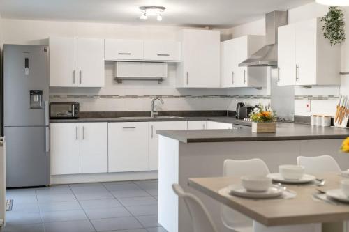 Létesítmények, Cambridge 5 Bedrooms Sleeps 10 Free Parking 4 Bathrooms in Longstanton