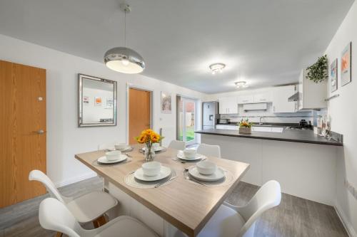 Konyha, Cambridge 5 Bedrooms Sleeps 10 Free Parking 4 Bathrooms in Longstanton