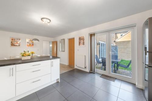 Konyha, Cambridge 5 Bedrooms Sleeps 10 Free Parking 4 Bathrooms in Longstanton