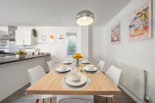 Konyha, Cambridge 5 Bedrooms Sleeps 10 Free Parking 4 Bathrooms in Longstanton