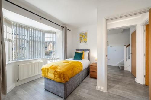 Cambridge 5 Bedrooms Sleeps 10 Free Parking 4 Bathrooms in Longstanton