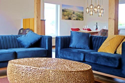 Koplietošanas atpūtas telpa ar TV, Ferienhaus Wein & Wald mit Gartensauna, eigenem Garten, Landau Pfalz in Ilbesheim bei Landau in der Pfalz