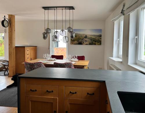 virtuve, Ferienhaus Wein & Wald mit Gartensauna, eigenem Garten, Landau Pfalz in Ilbesheim bei Landau in der Pfalz