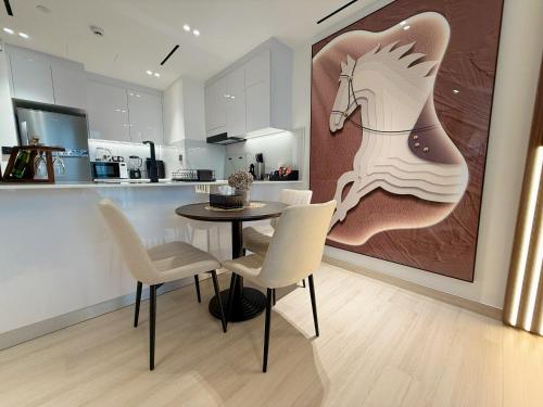 Chic Comfort - Stylish One-Bedroom - image 7
