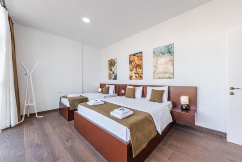 1 double bed, 1 twin bed, 2 sofa beds