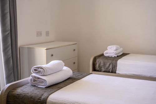 F11 Room 3, private Room two single beds shared bathroom in shared Flat, Msida (photo 4)