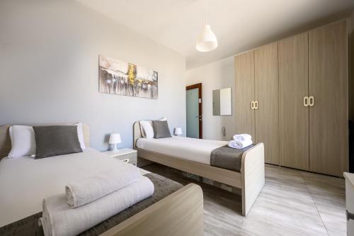 F11 Room 3, private Room two single beds shared bathroom in shared Flat, Msida