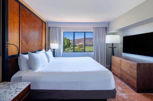 King Suite With Balcony- Mountain View 548 Sq Ft-leather Sofabed-65in And 55 In Hdtv Fireplace-livin