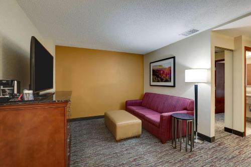 1 king bed, 1 sofa bed