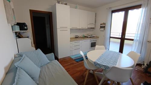 virtuve, EnjoyIseoLake - Le Terrazze - 2 rooms flat with a pool and a terrace with a stunning lake view in Fonteno