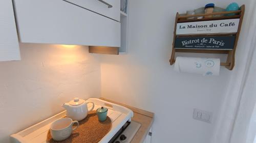virtuve, EnjoyIseoLake - Le Terrazze - 2 rooms flat with a pool and a terrace with a stunning lake view in Fonteno