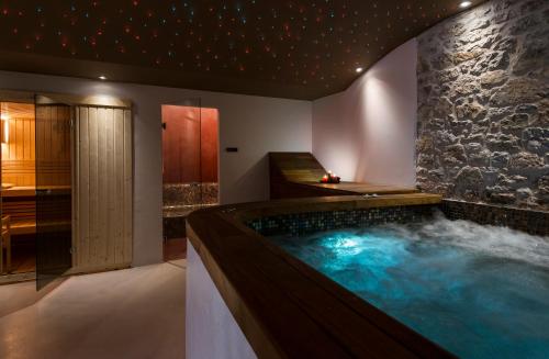 熱水浴缸, Elafos Spa Hotel in 埃利尼哥阿卡迪亞斯