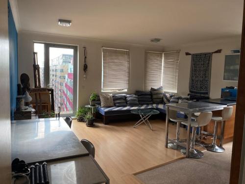 2 Bed Flat with Balcony - Zone 1 Central London, Londyn