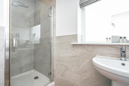 Rooms at The Dressers Arms - image 14