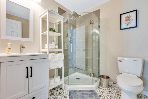 Shower, Cozy Downstairs Unit w King bed, WIFI and Parking in Atlanta University Center