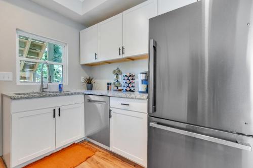 Kitchen, Cozy Downstairs Unit w King bed, WIFI and Parking in Atlanta University Center