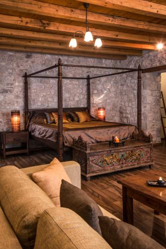1 queen bed, 1 twin bed