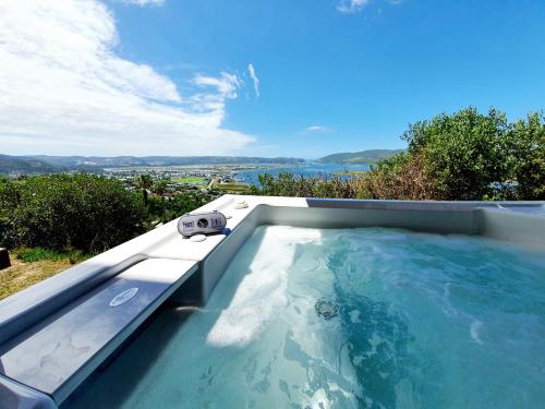 อ่างแช่น้ำร้อน, Main House - Maison Mahogany - 100sqm design with lagoon view and jacuzzi in พาราไดซ์
