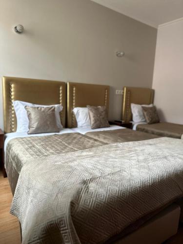 4 twin beds