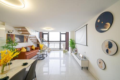 Shanghai Hills & Wanye Spacious Family Suites close to line 13 near PuTuoShan Seafood Hotel (PuTuo)