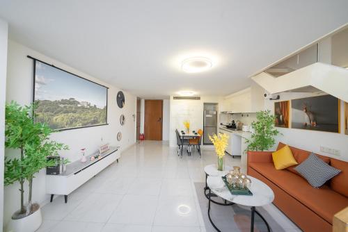 Shanghai Hills & Wanye Spacious Family Suites close to line 13 near PuTuoShan Seafood Hotel (PuTuo)