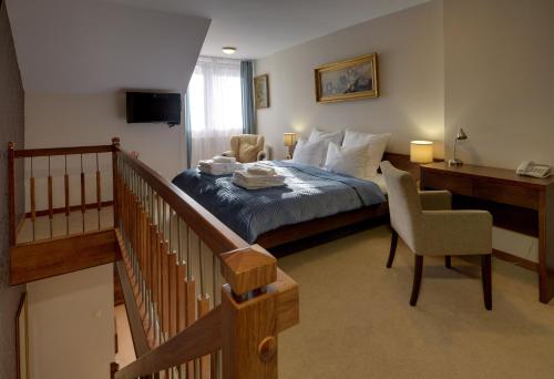 1 king bed, 1 twin bed, 1 sofa bed