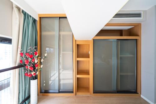 Shanghai Hills & Wanye Spacious Family Suites close to line 13 near PuTuoShan Seafood Hotel (PuTuo)