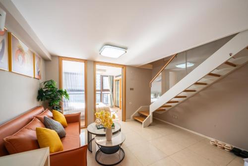 Shanghai Hills & Wanye Spacious Family Suites close to line 13 near PuTuoShan Seafood Hotel (PuTuo)