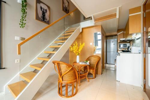 Shanghai Hills & Wanye Spacious Family Suites close to line 13 near PuTuoShan Seafood Hotel (PuTuo)