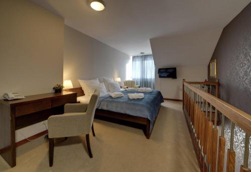 1 king bed, 1 twin bed, 1 sofa bed