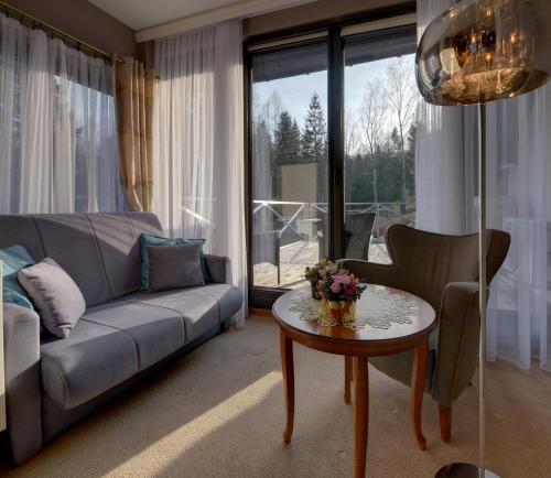 1 king bed, 1 sofa bed