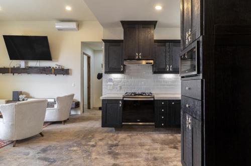 ห้องครัว, Panoramic Paradise 4BR Gem Overlooking SMAs Dam in ปันโตคา