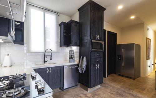 ห้องครัว, Panoramic Paradise 4BR Gem Overlooking SMAs Dam in ปันโตคา